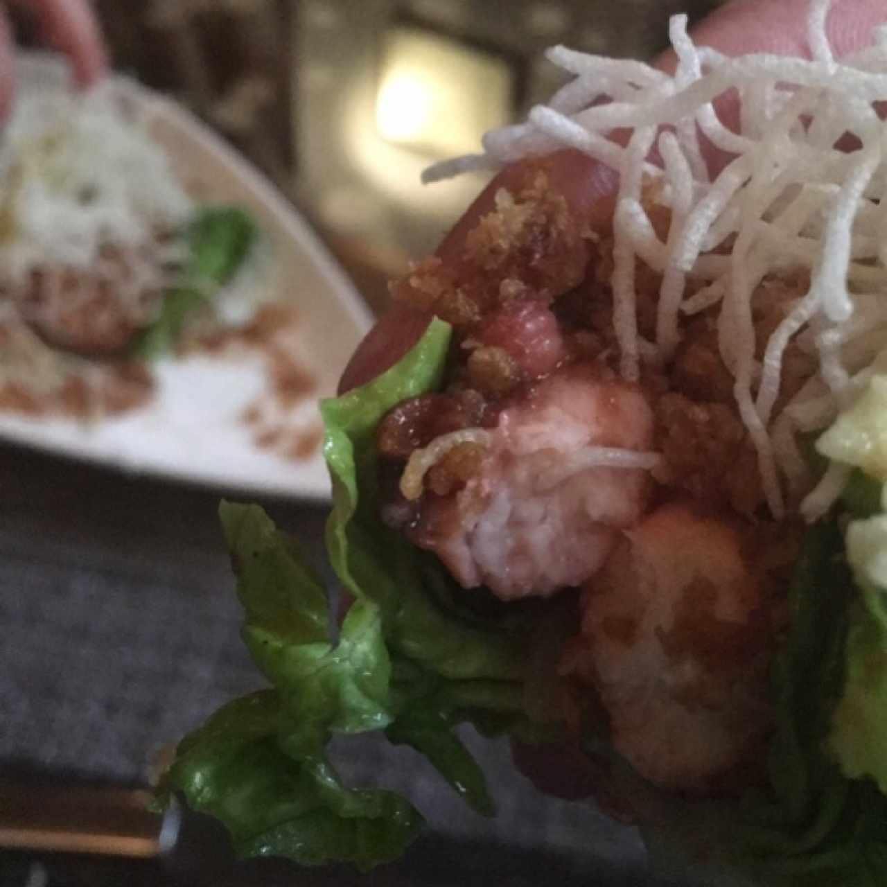 Tacos de pulpo y chicharrón en cogollitos de lechuga y vinagreta de edamame