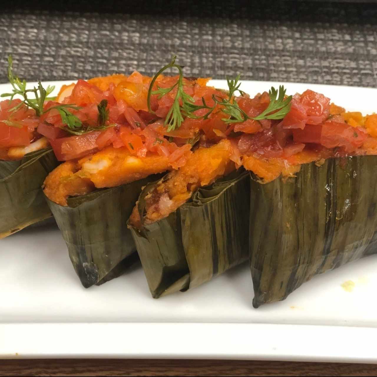 Tamalitos de pipián relleno de pulpo ahumado al tabasco y hogao en salsa cruda