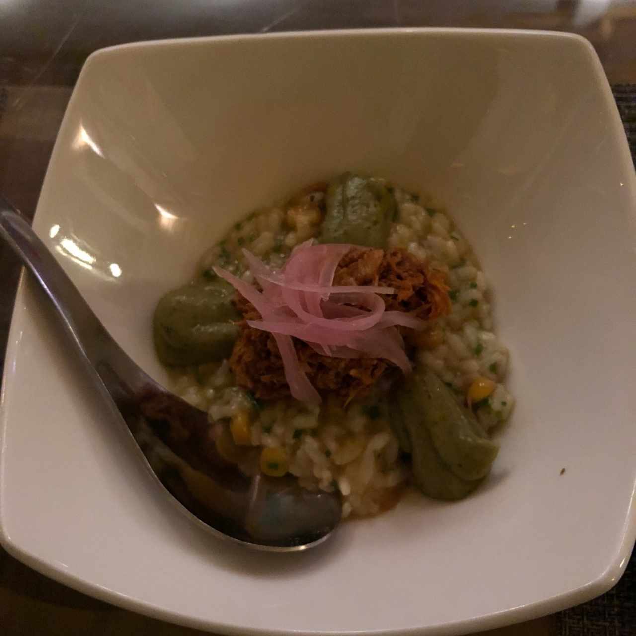 Risotto de cochinita Pibil, mazorca asada a la parrilla y aguacate