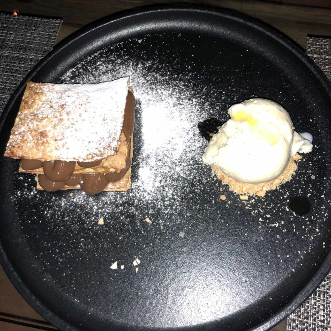 Milhoja de arequipe con mozarella de buffala y helado de banano