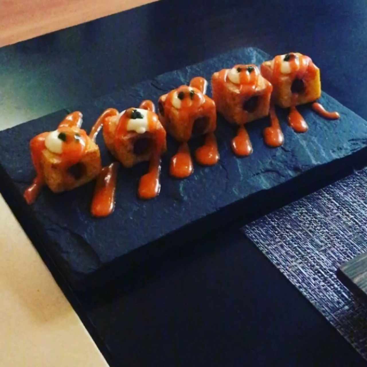 Patatas criollas bravas rellenas con txistorra