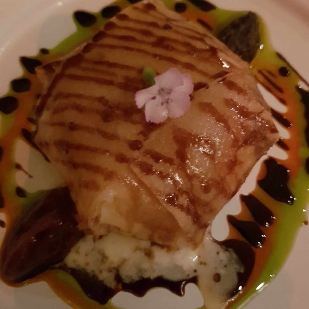 Burrata frita a la trufa negra, cernido de guayaba y salsa de aceitunas negras