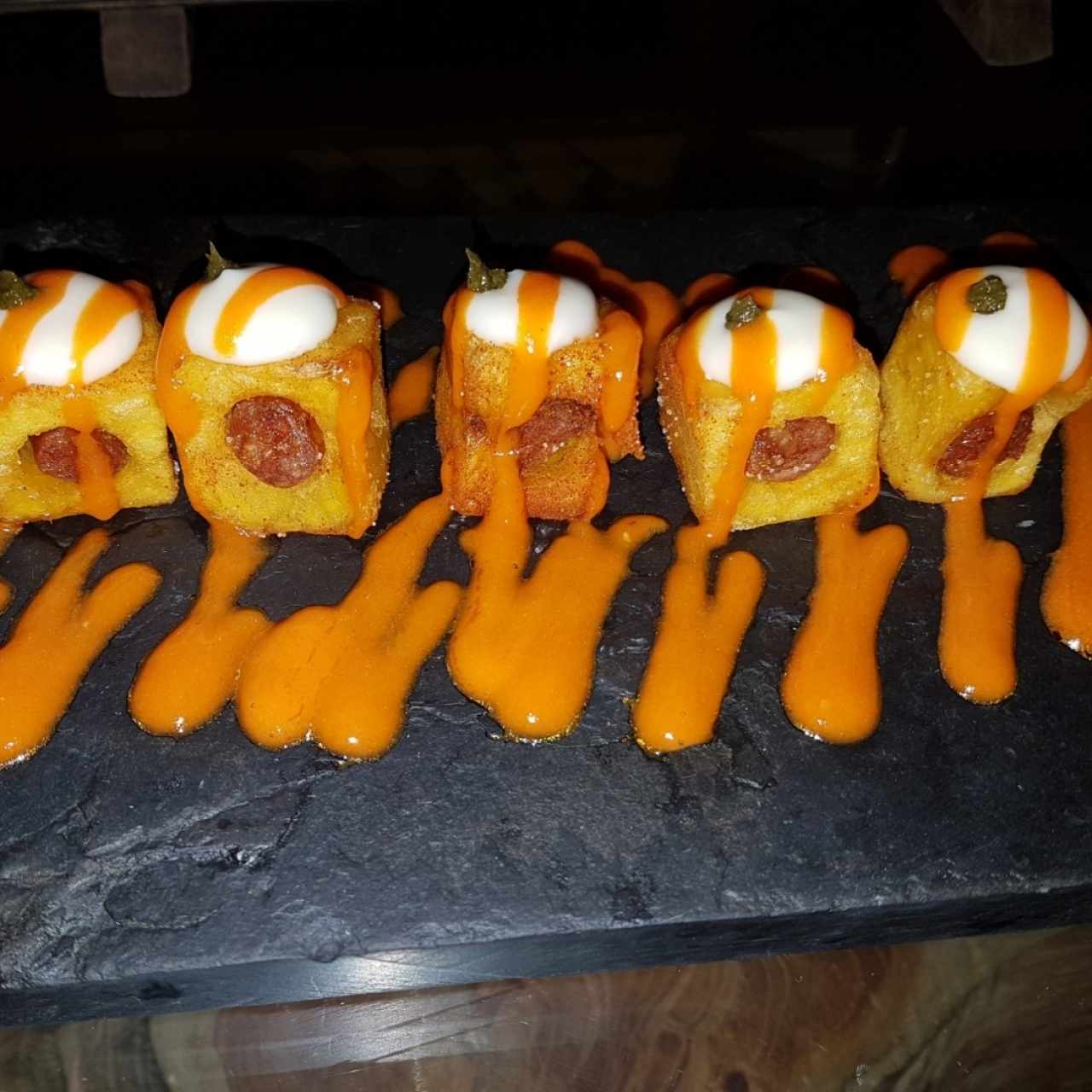 Patatas criollas bravas rellenas con txistorra