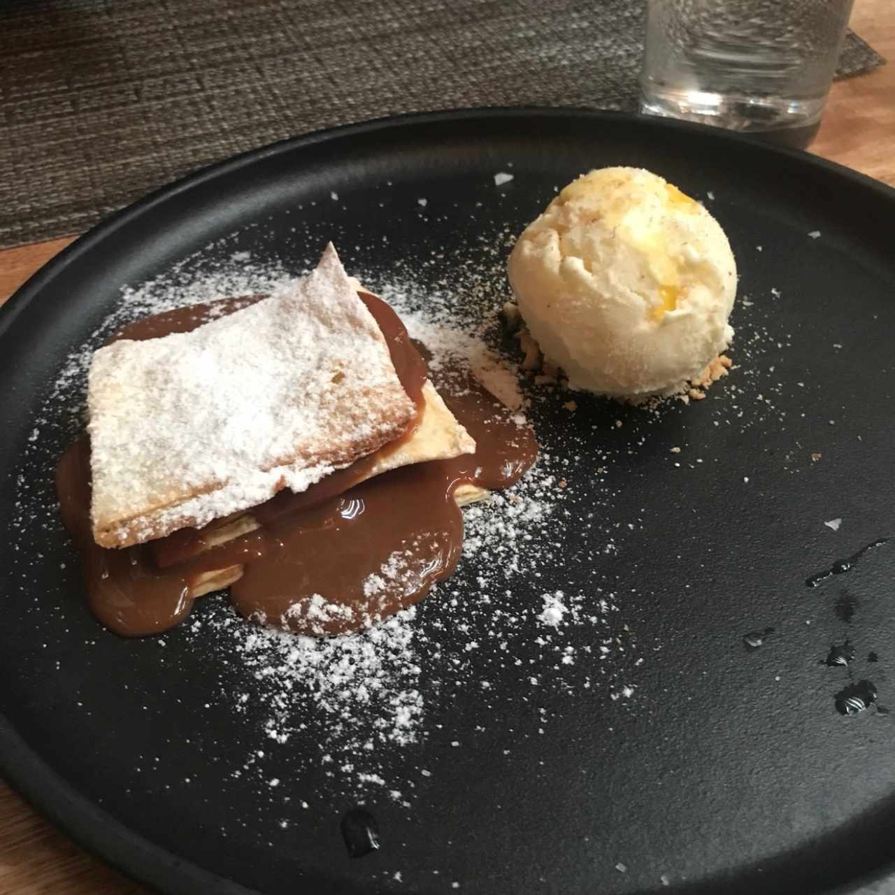mil hojas de dulce de leche de bufala con helado de banano