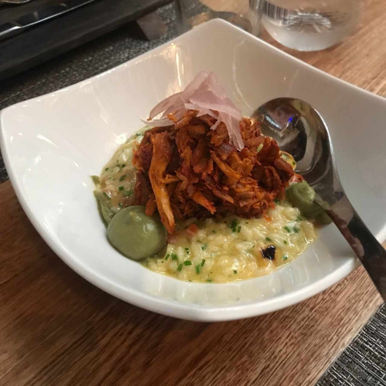 Risotto de cochinita Pibil, mazorca asada a la parrilla y aguacate