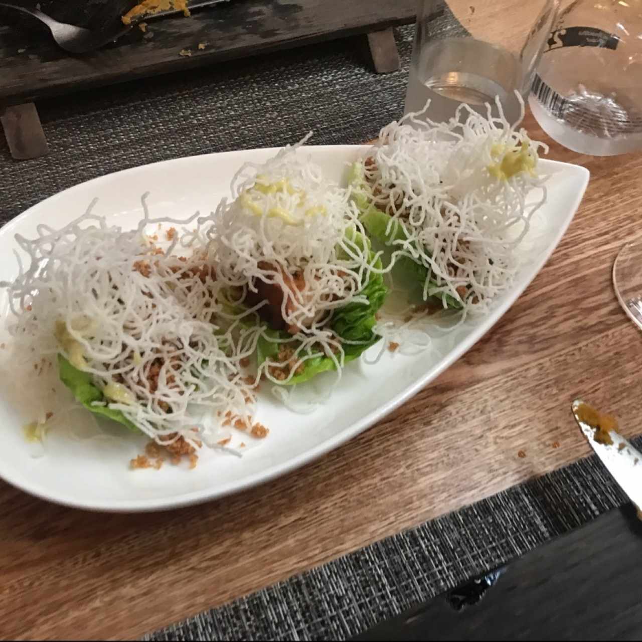 Tacos de pulpo y chicharrón en cogollitos de lechuga y vinagreta de edamame