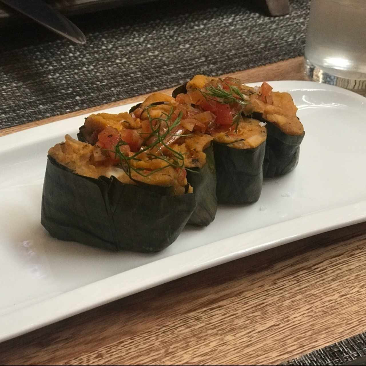 Tamalitos de pipián relleno de pulpo ahumado al tabasco y hogao en salsa cruda