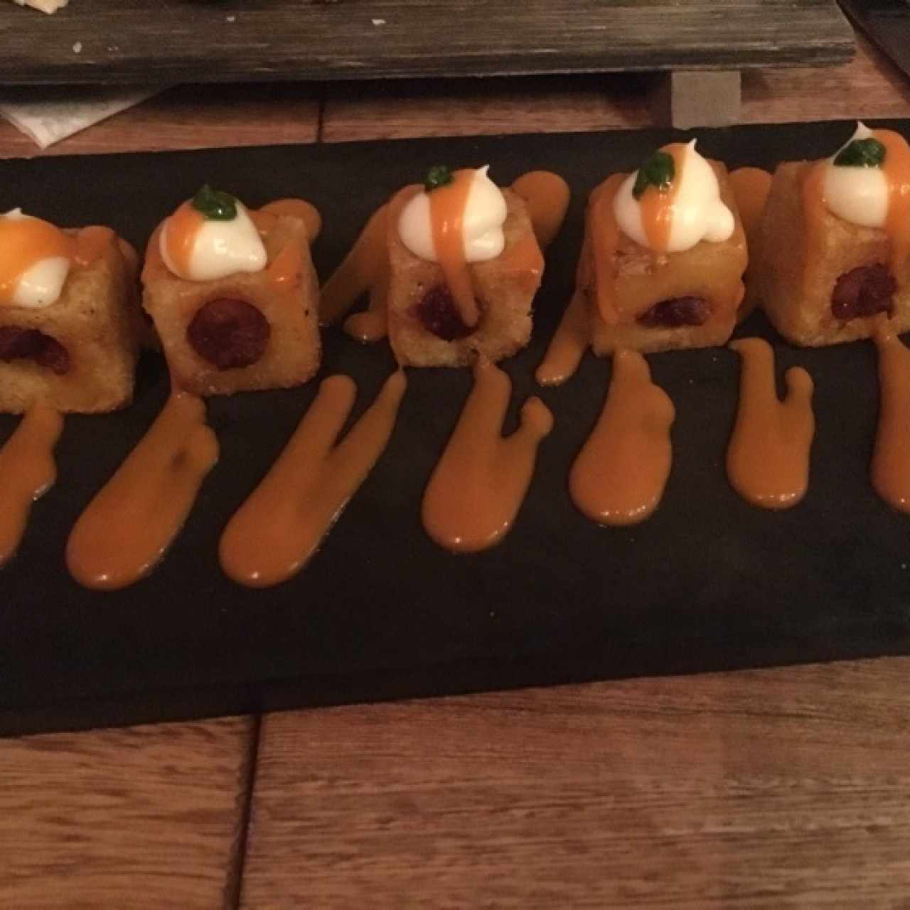 Patatas criollas bravas rellenas con txistorra