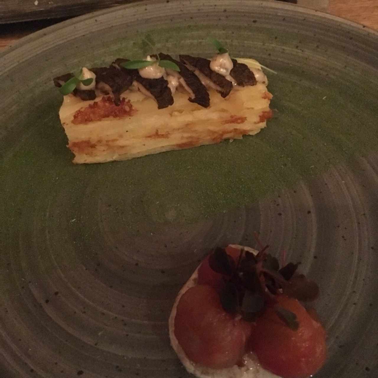 Milhojas de yuca y queso siete cueros, hongos eryngi al ajillo