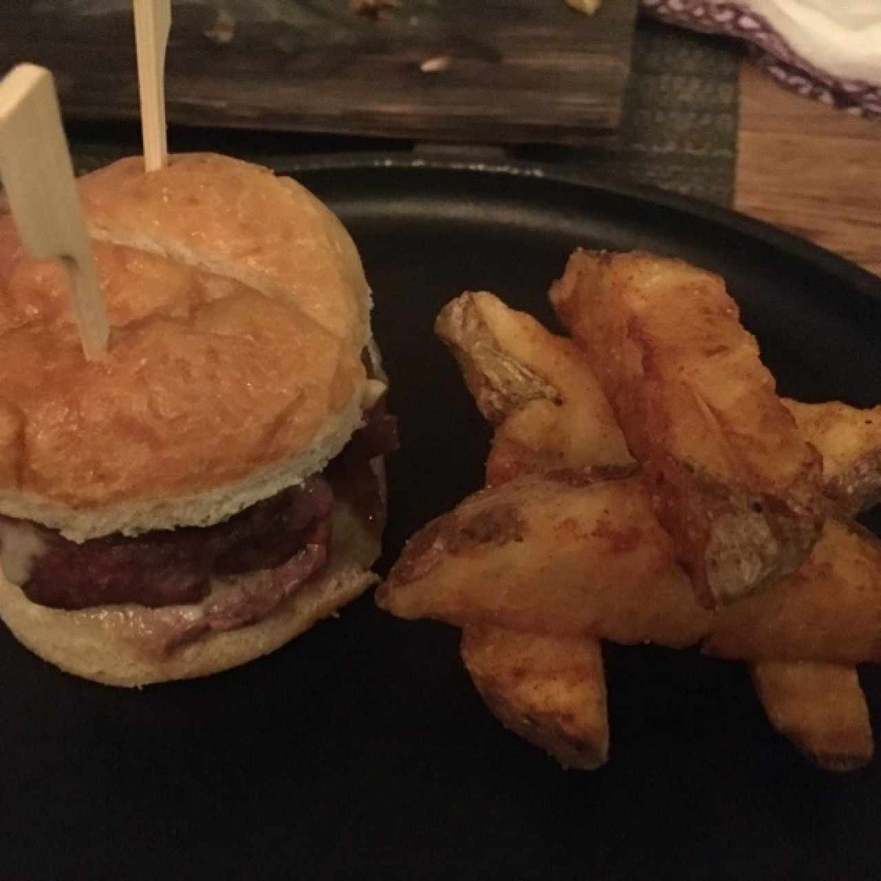 Miniburguer de cordero, queso brie, mermelada de tomate chonto y mejorana, papas fritas