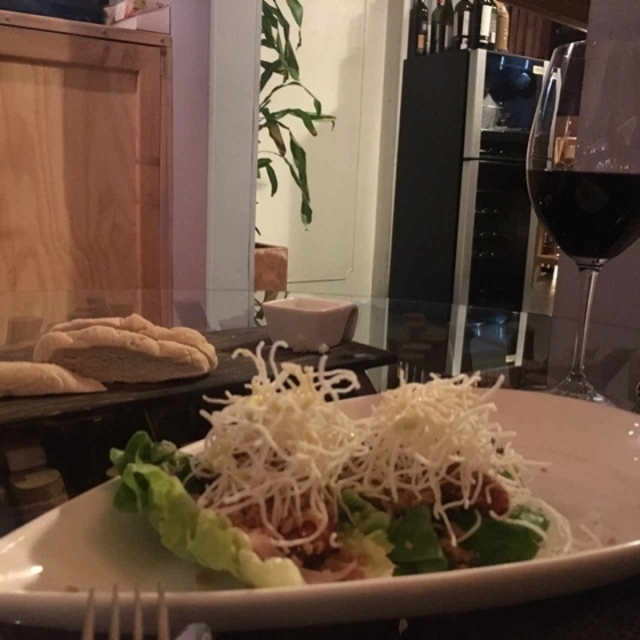 Tacos de pulpo y chicharrón en cogollitos de lechuga y vinagreta de edamame