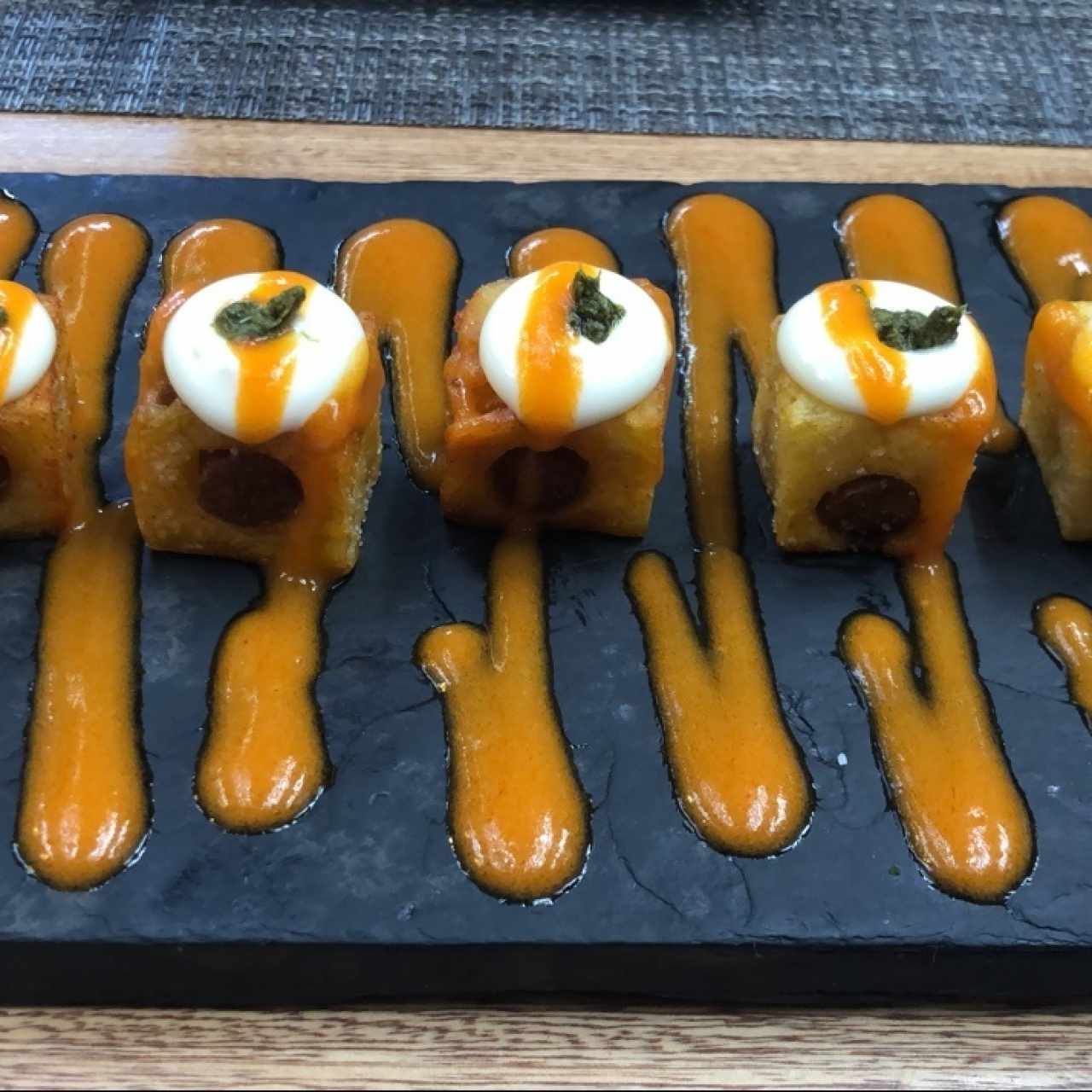 Patatas criollas bravas rellenas con txistorra