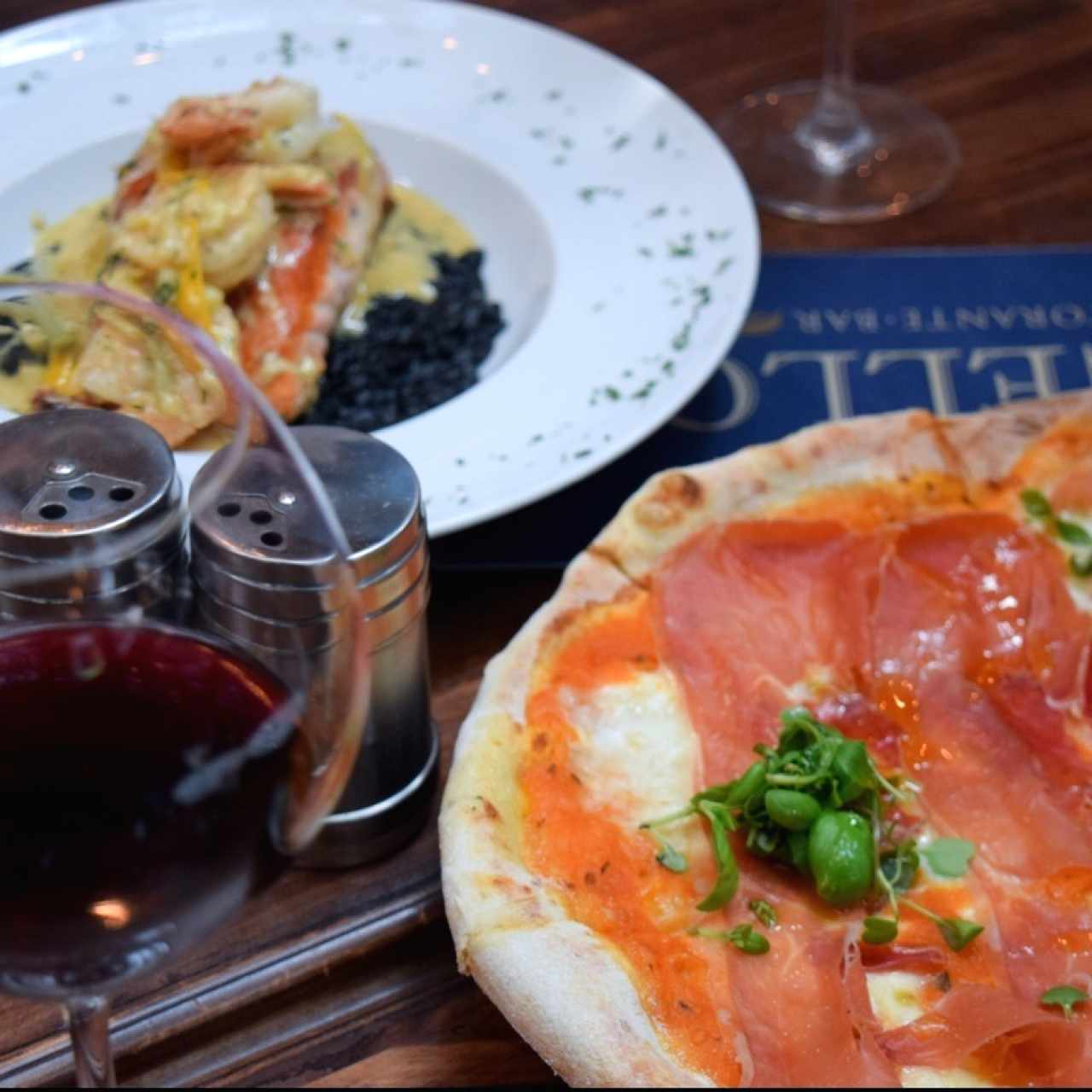 Pizza y Salmón