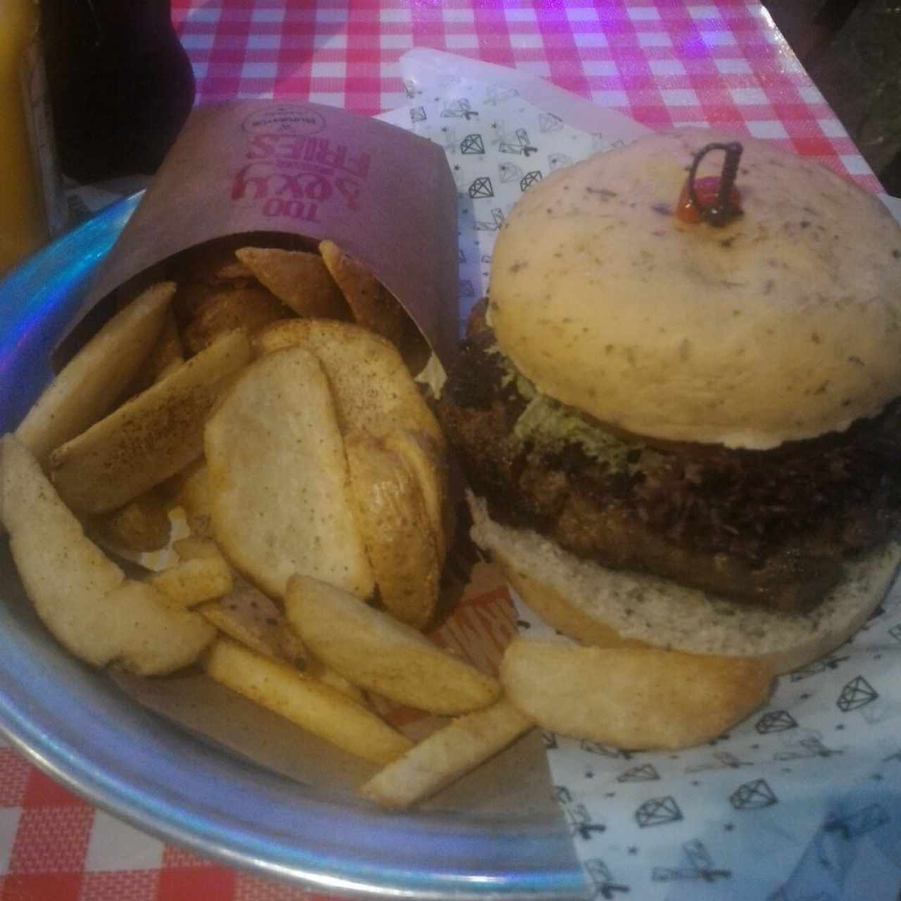 hamburguesa con papas en casco