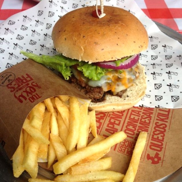 Burger Kill con tocineta y parmesano en combo