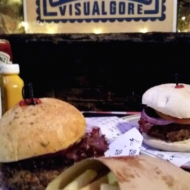 Hamburguesa clásica con tocineta y parmesano