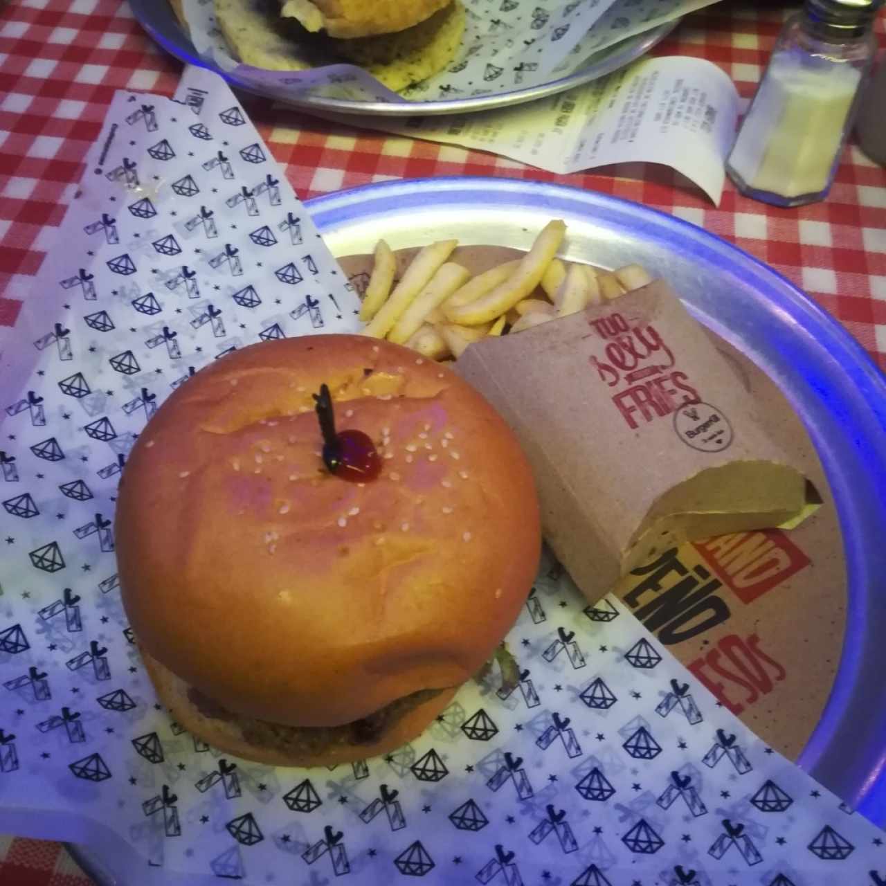 hamburguesa pan tradicional carne de queso con tocineta