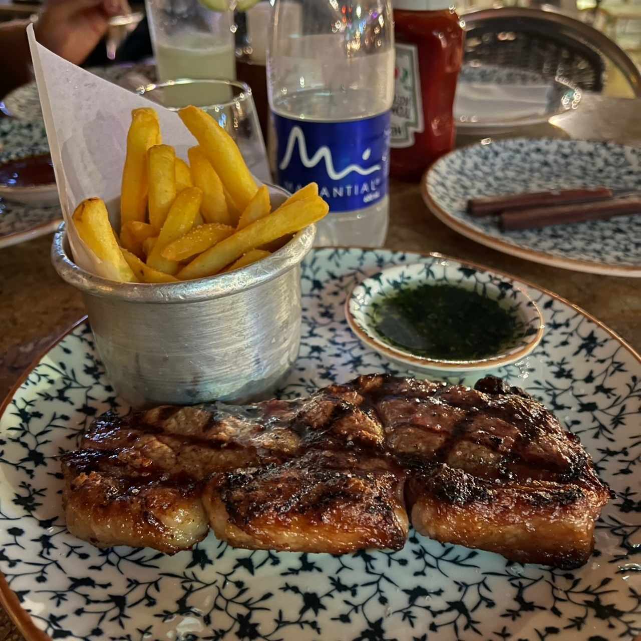 Ribeye con papas a la francesa y chimichurri 