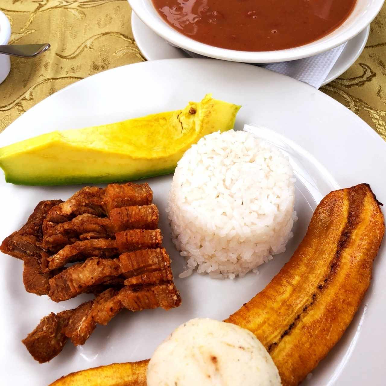 fríjoles con chicharrón