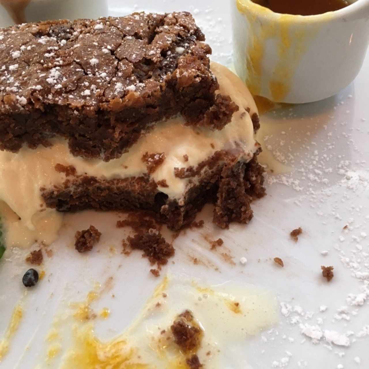 sandwich de brownie con helado de vanilla