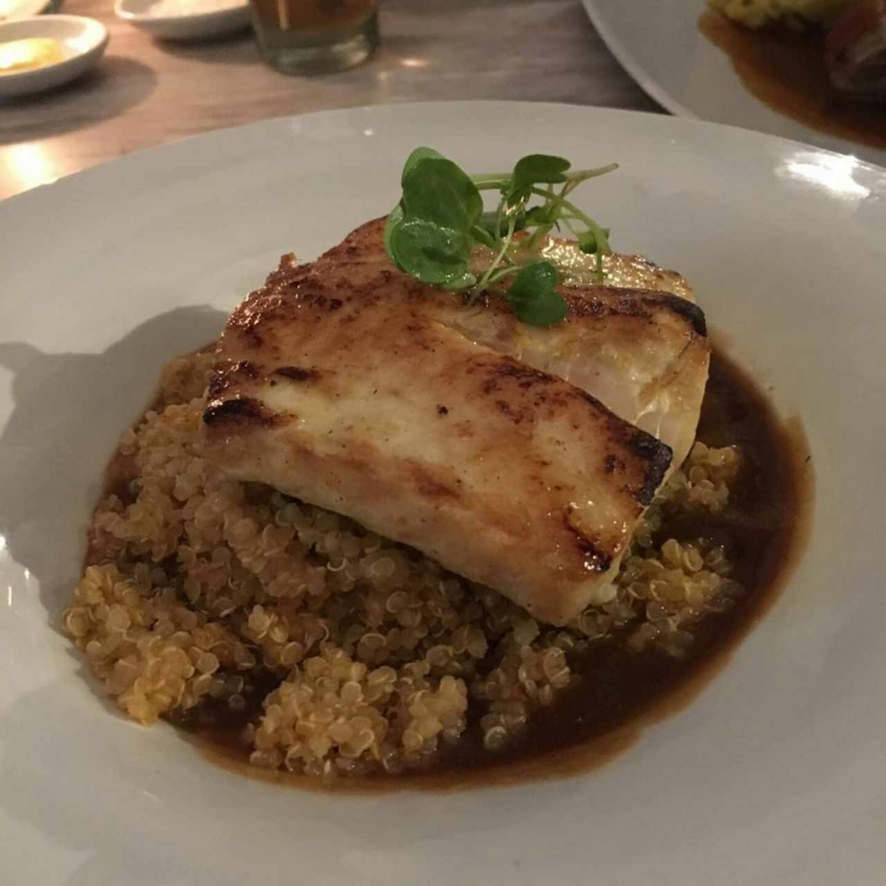 Pesca del día con quinoa y salsa de tamarindo