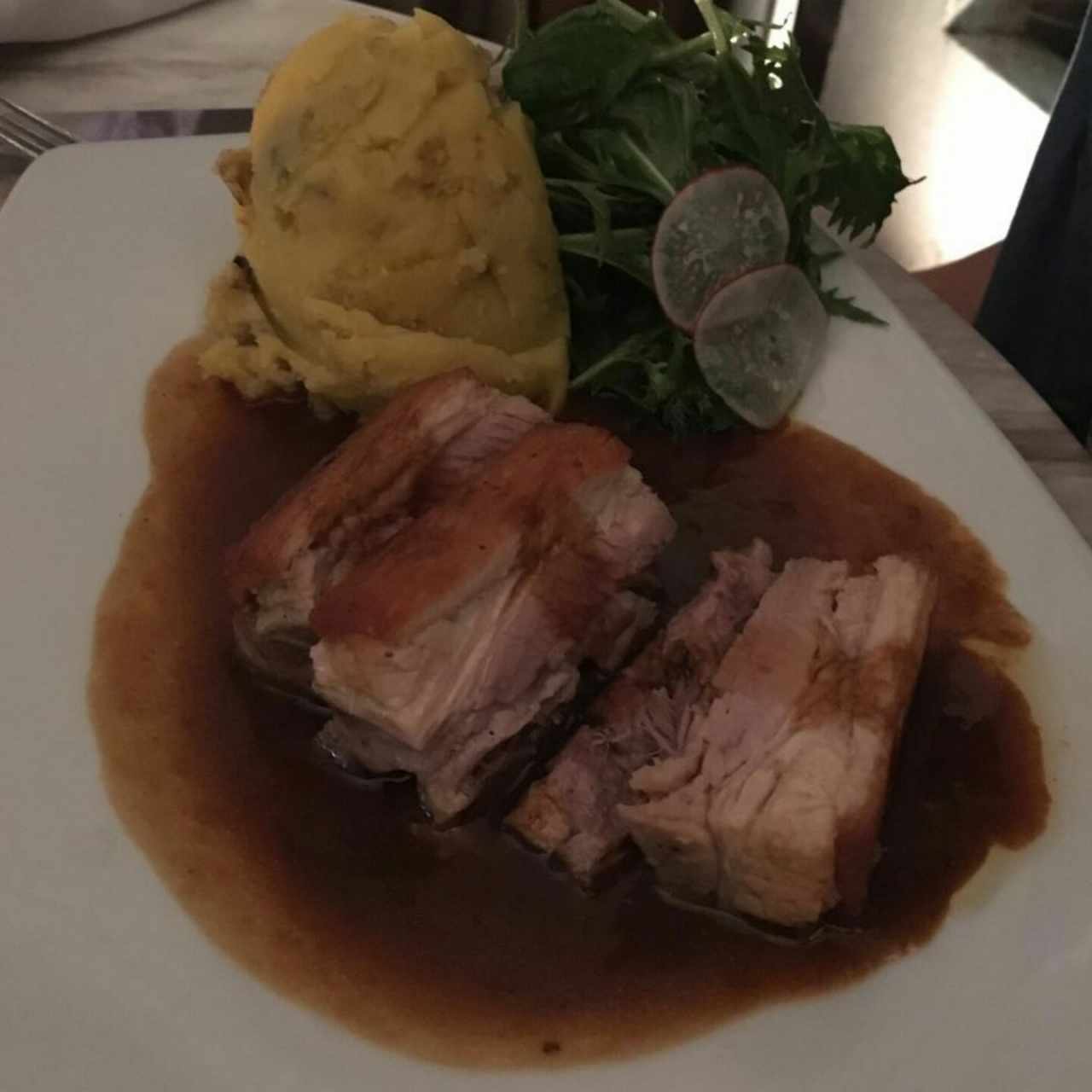 Pork belly con puré de papa criolla