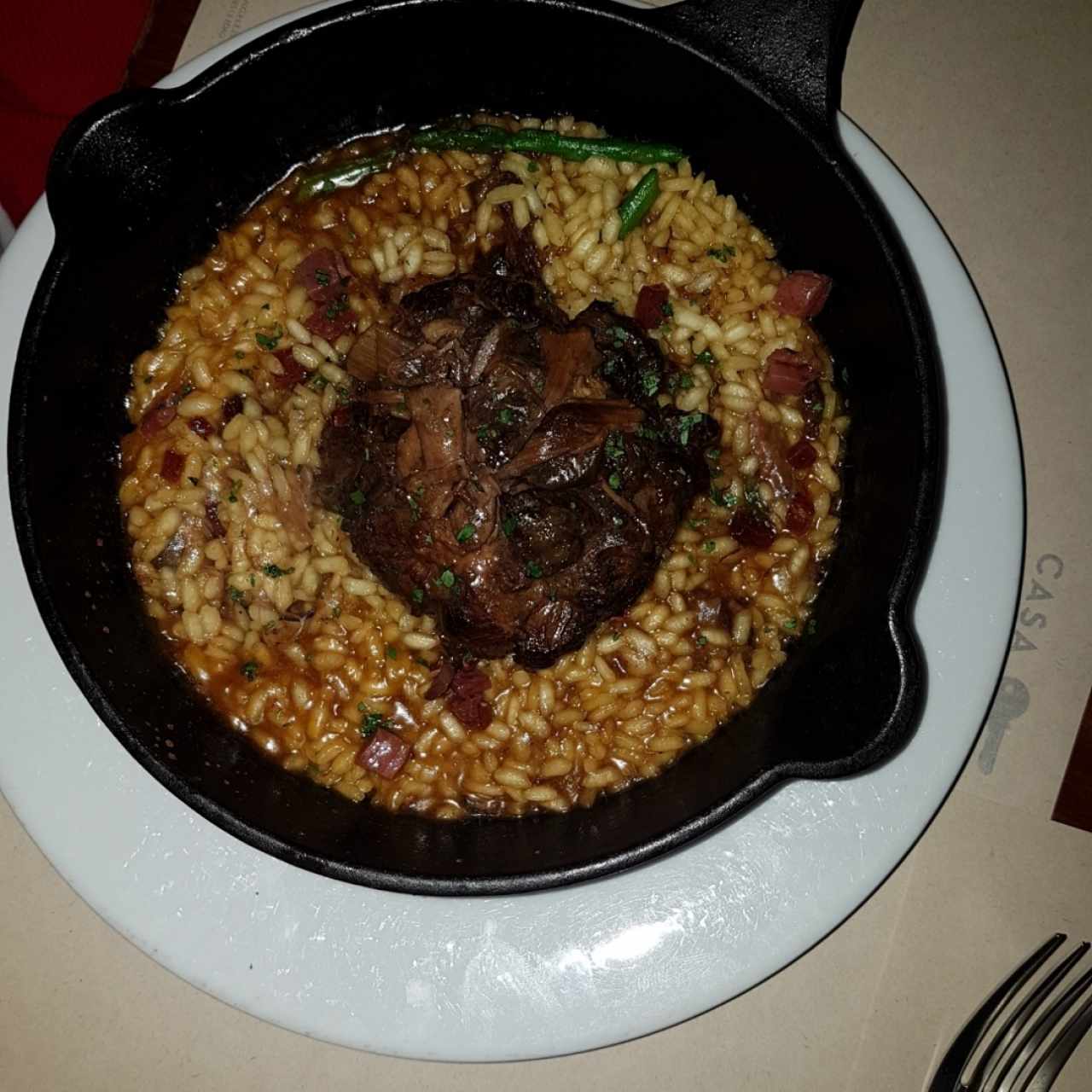 Arroz con rabo de toro, jamón serrano y espárragos 