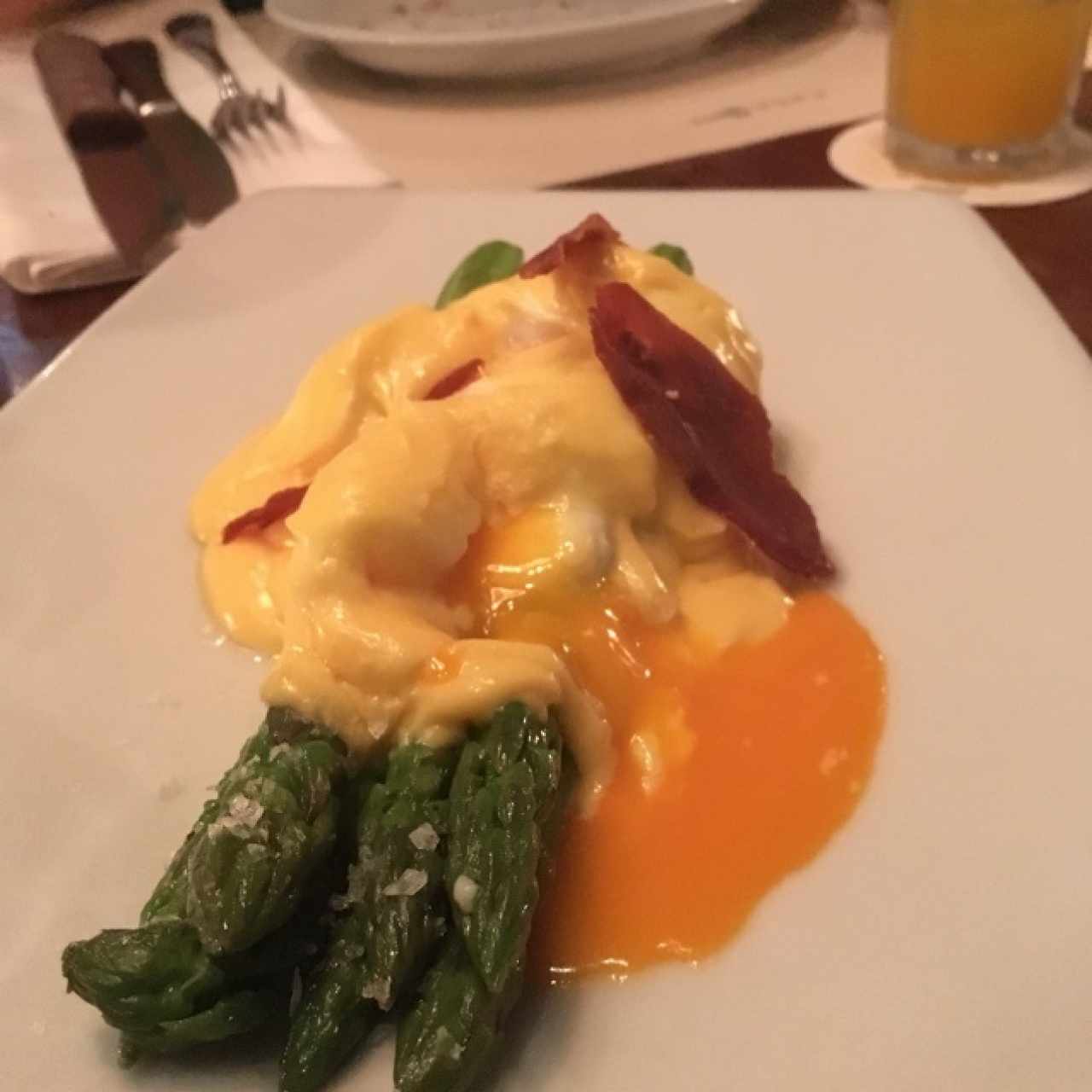 esparragos con huevos poche y jamon serrano