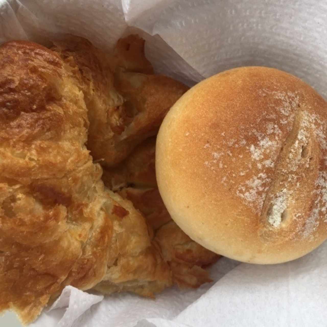 Croissant de mantequilla y pan italiano
