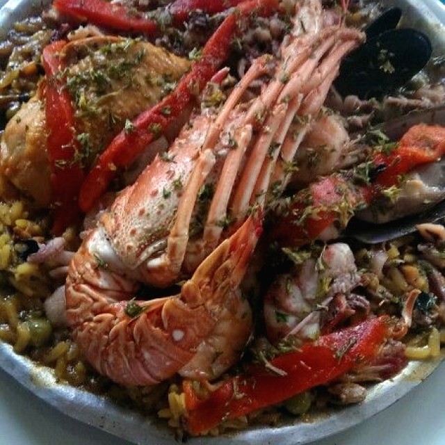 Paella con langosta