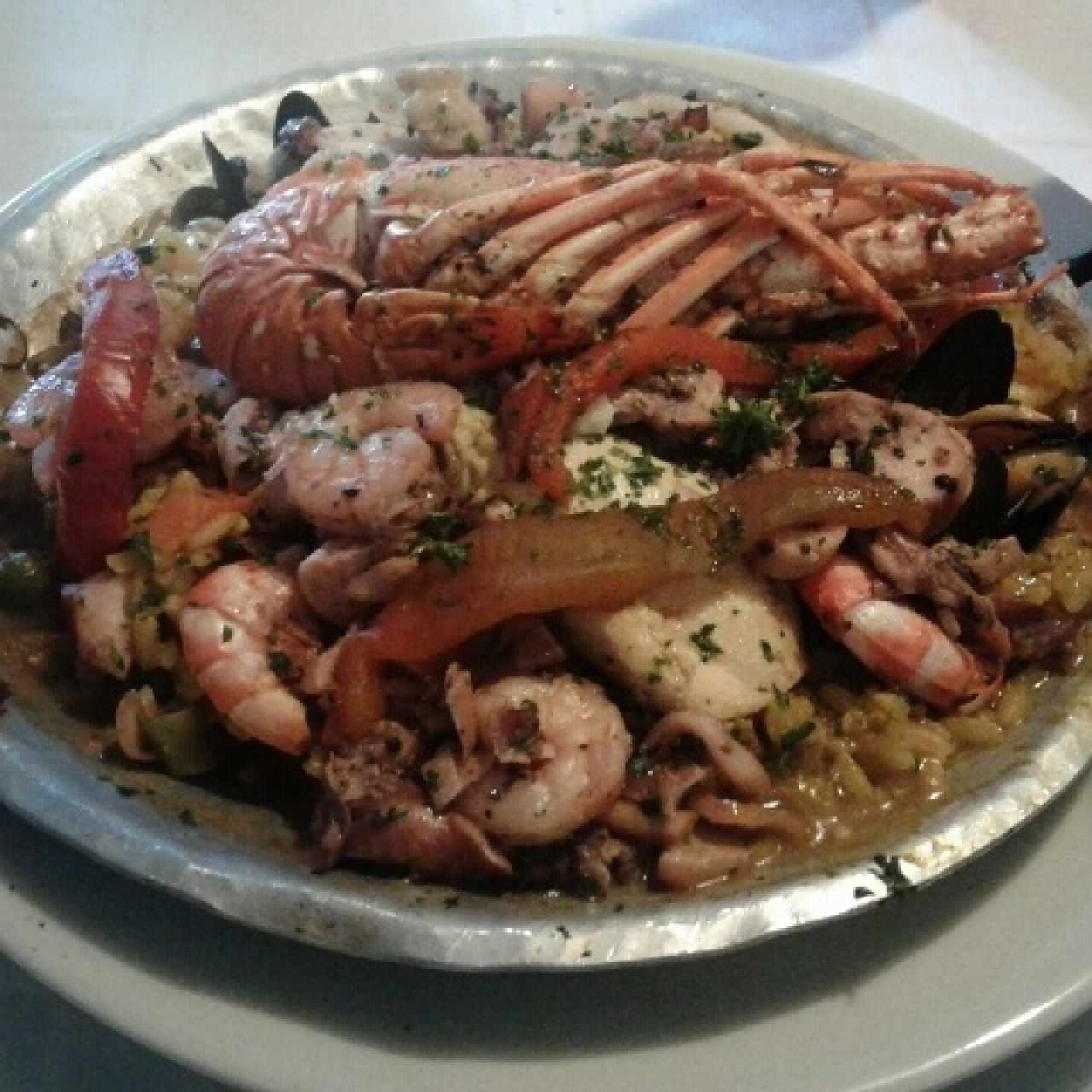 Paella Valenciana con Langosta