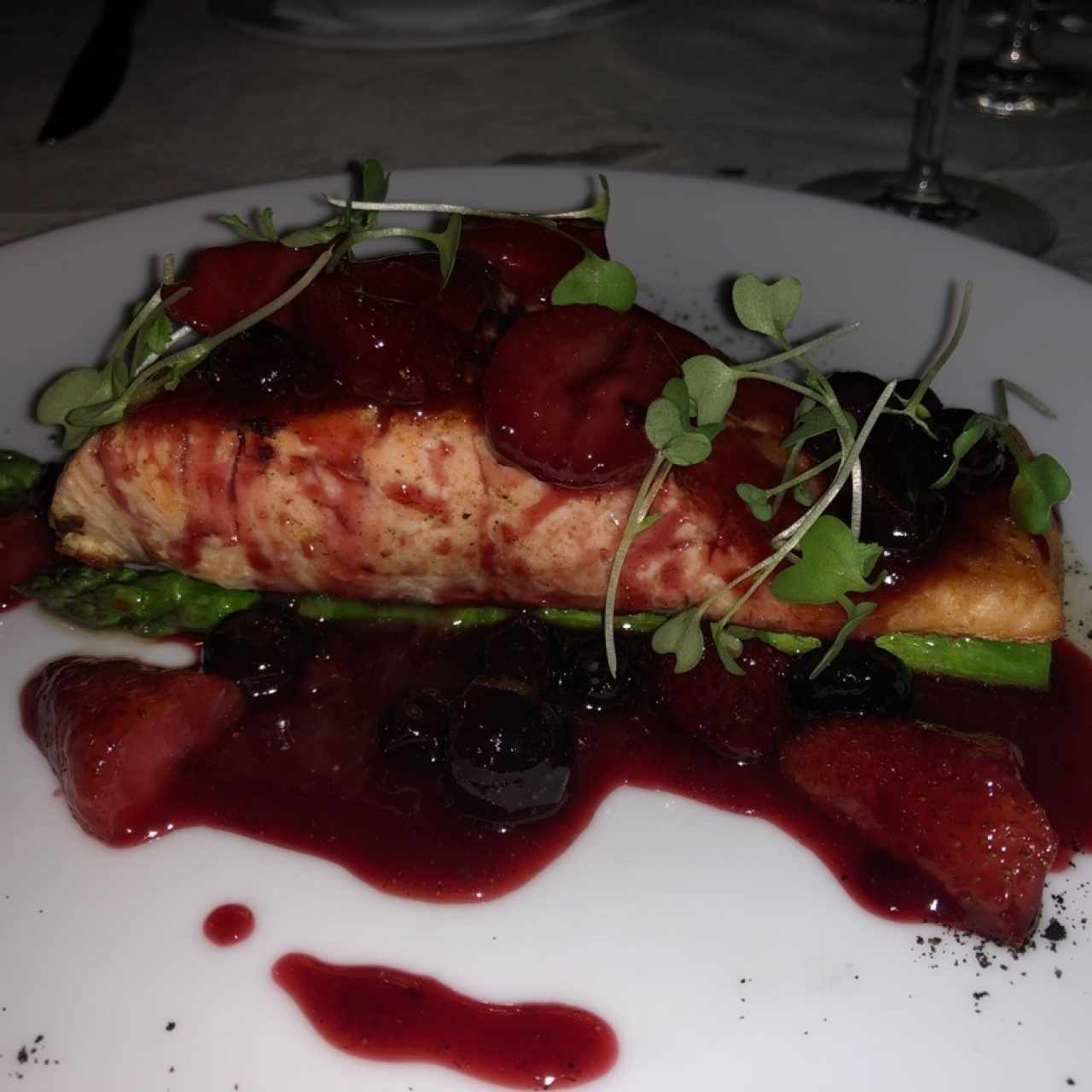 Salmon en salsa de frutos rojos