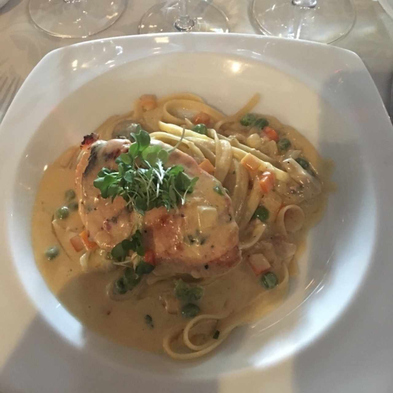 Suprema de pollo con fetuccine