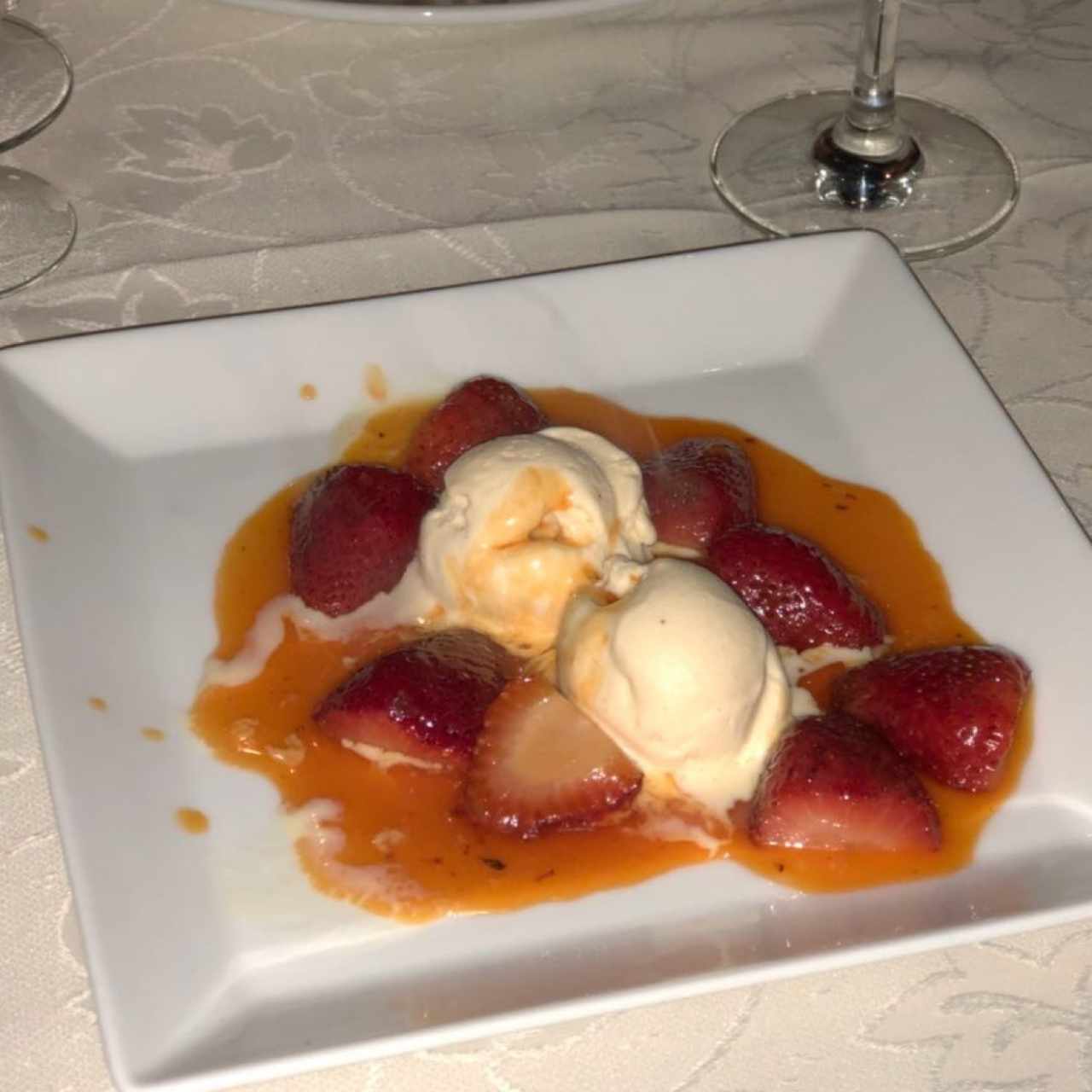 Postre de Fresa preparado en la mesa