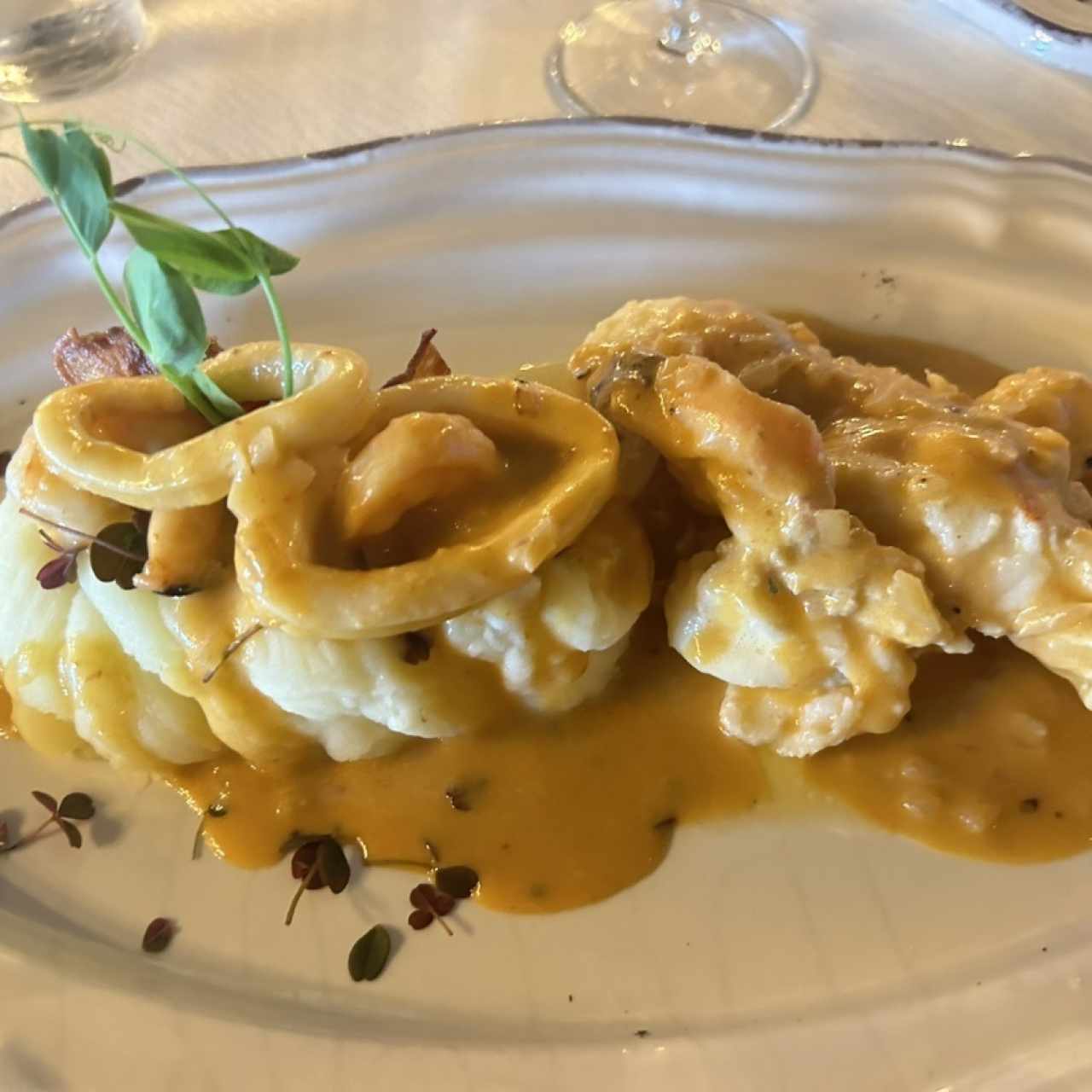 Langosta con mariscos y puré de papas