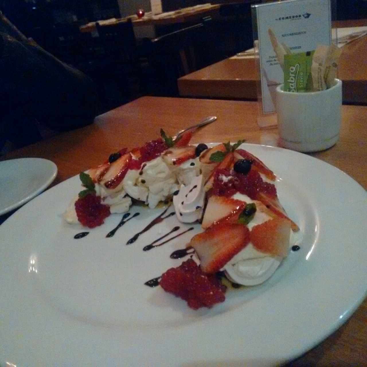 Merengue con frutos rojos