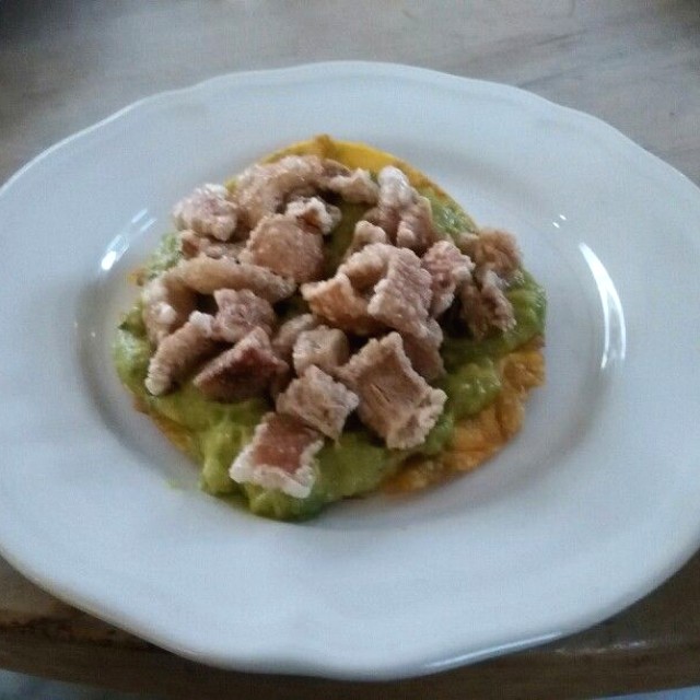 Patacón con chicharrón.