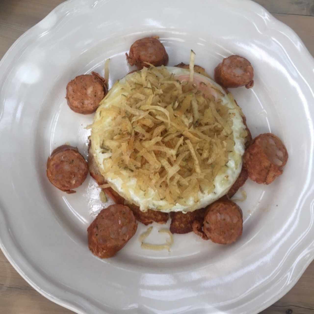 Huevos con chorizo sobre arepa chocolo, desayuno del camino
