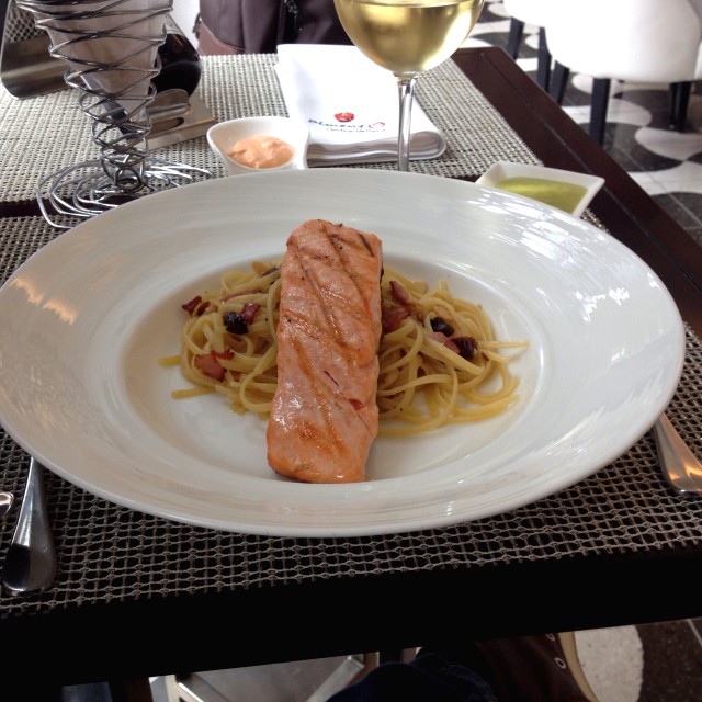 Filete de salmón en salsa de espárragos
