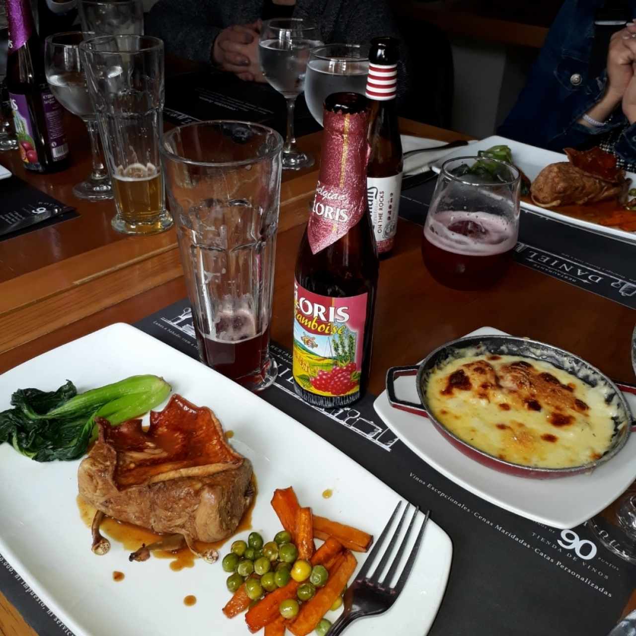 cochinillo y cerveza de frambuesa