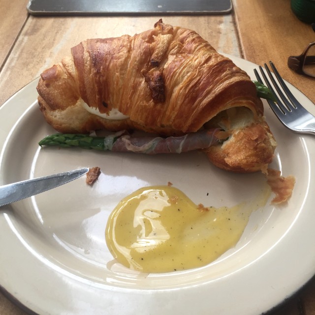 Croissant con huevos Poché
