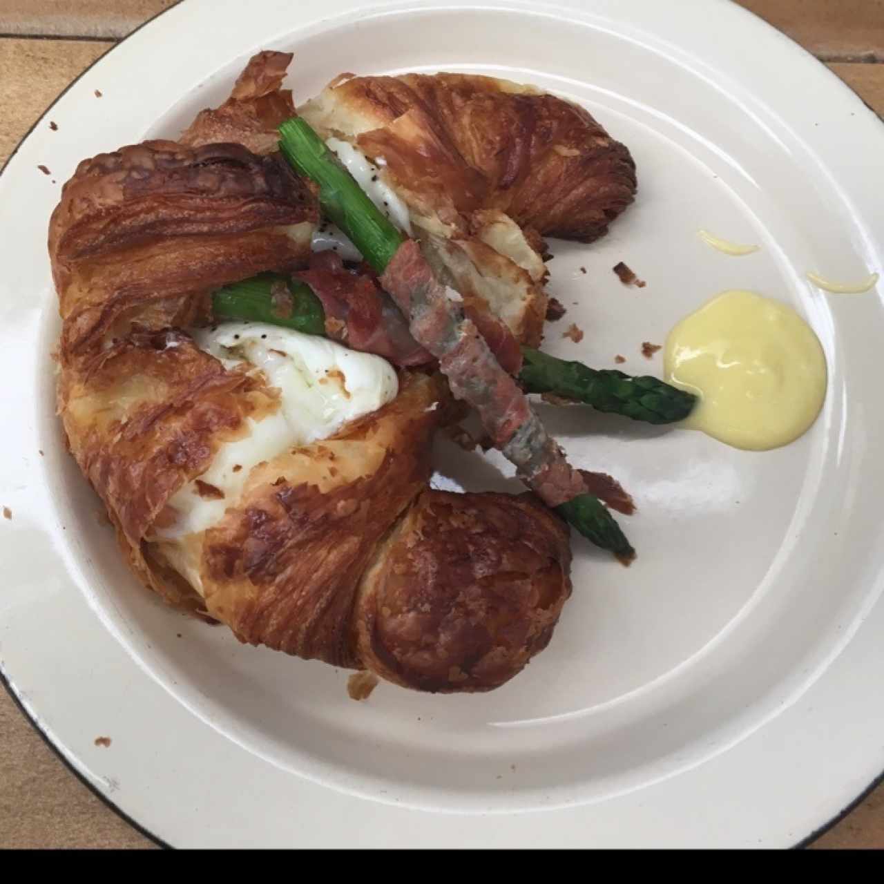 Huevos Poche con croissant y esparragos