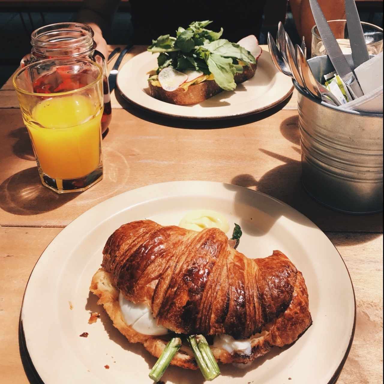 croissant de queso con esparragos y huevos pochados 