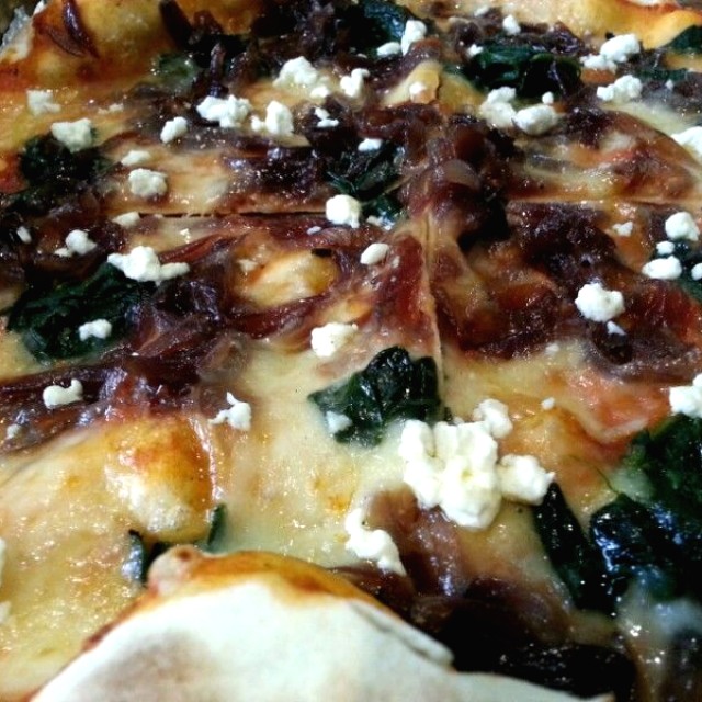 Cebollas caramelizadas, espinaca y queso de cabra