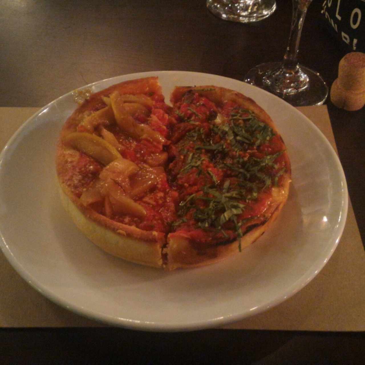 deep dish de salchicha italiana y manzana caramelizada