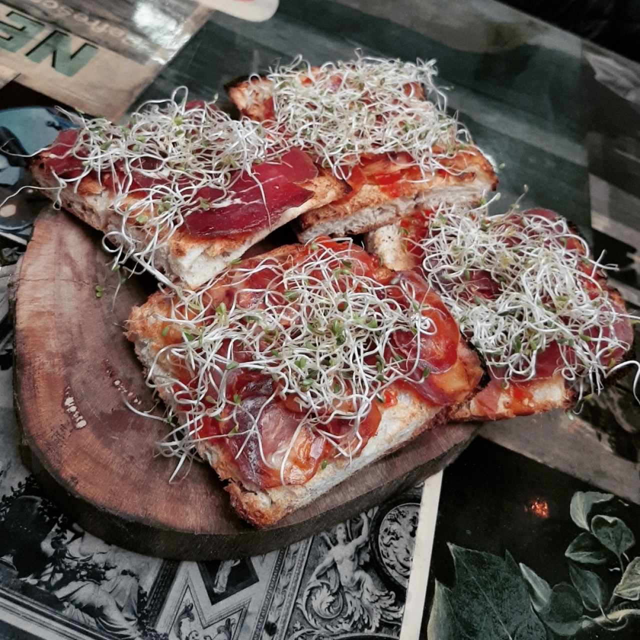 Crostini de muchacho rústico y salami artesanal