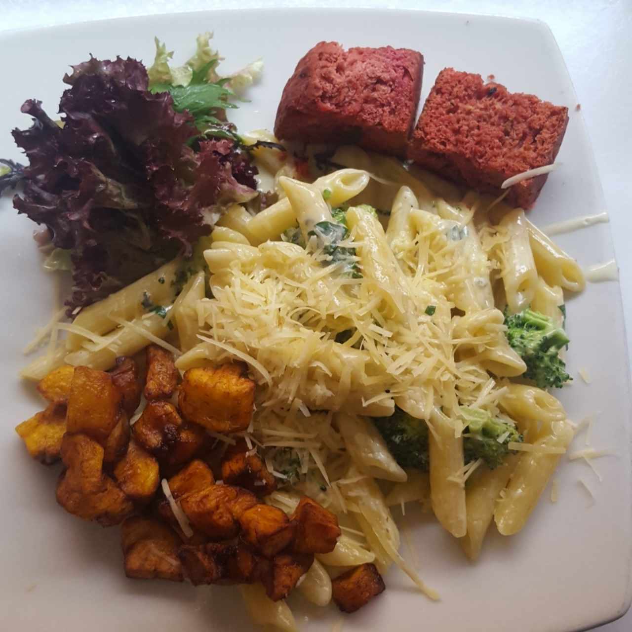 pasta penne y brócoli en salsa de queso azul con cubitos de plátano maduro frito y pan. 