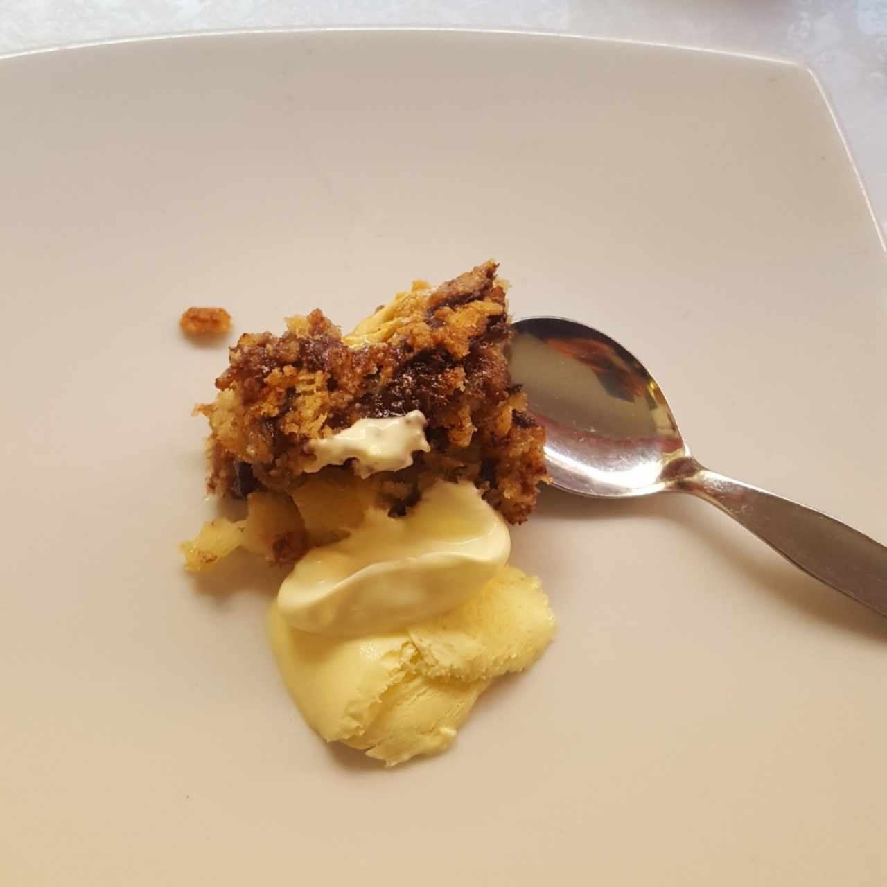 delicioso postre de helado y torta de manzana 