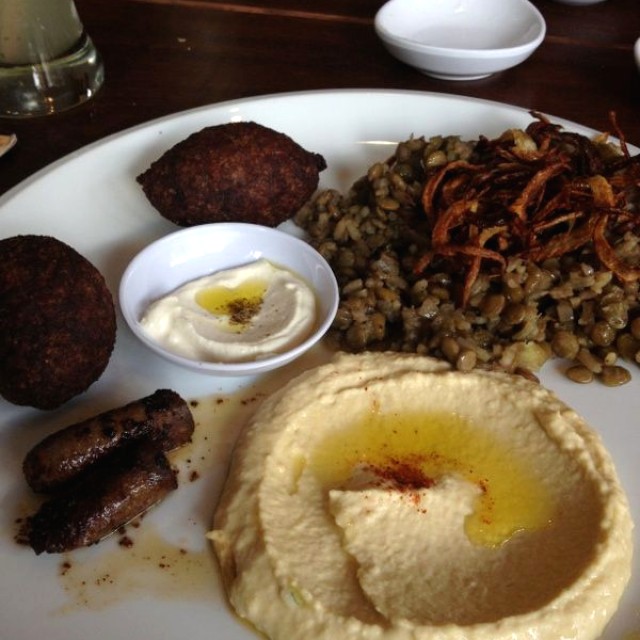 Mezze 4 ( kibbe - makanek - hummus - mjadra)