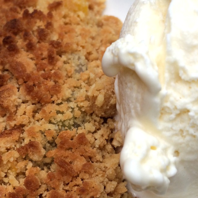 Postre de melocotón con helado